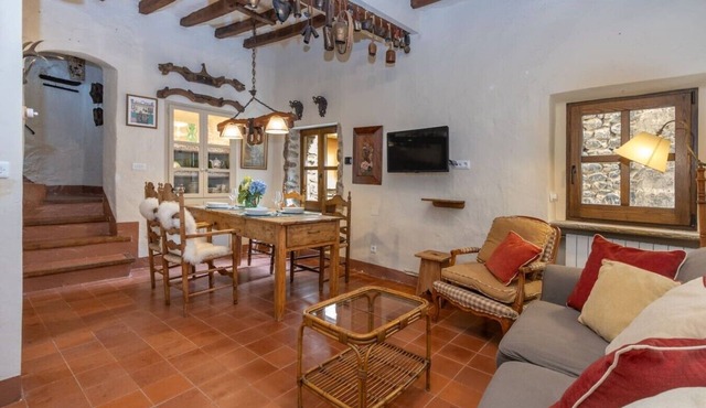 Historic house in Besalú, air conditioning, Wi-Fi, sleeps 4, 2 full bathrooms