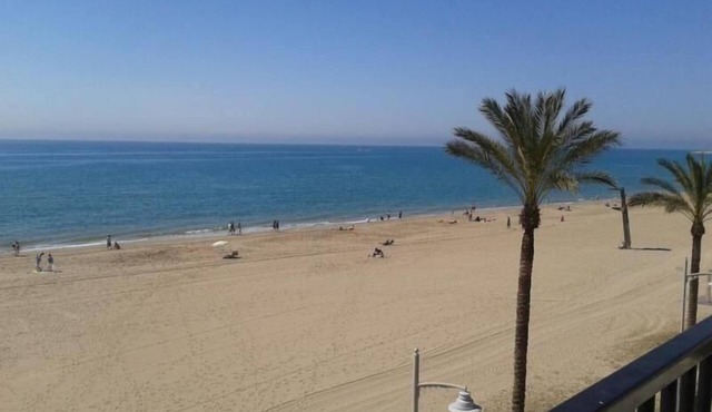 Holiday apartment with sun terrace on the roof, close to the sea