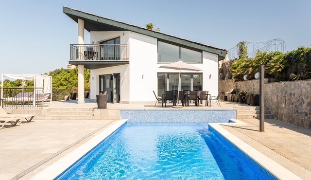 Holiday Home 'Blau' with Sea Views, Wi-Fi and Air Conditioning