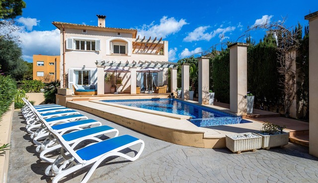 Holiday Home 'Casa Alegria' with Private Pool, Wi-Fi and Air Conditioning