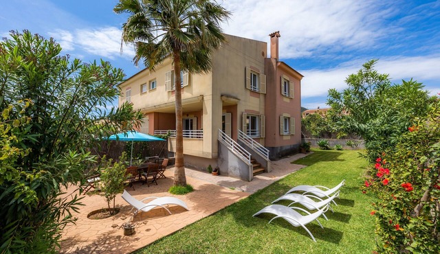 Holiday Home Casa Luz close to the Beach with Wi-Fi & Garden