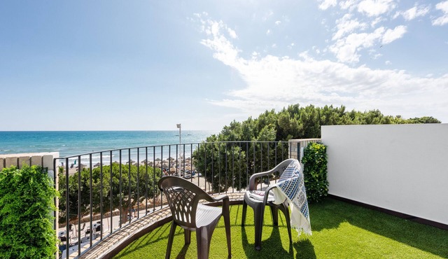 Holiday Home "Casa Mar de Frente" with Sea View, Private Terrace & Wi-Fi