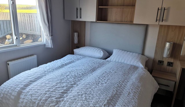 Holiday Home Sleeps 4 with Pool and Parking