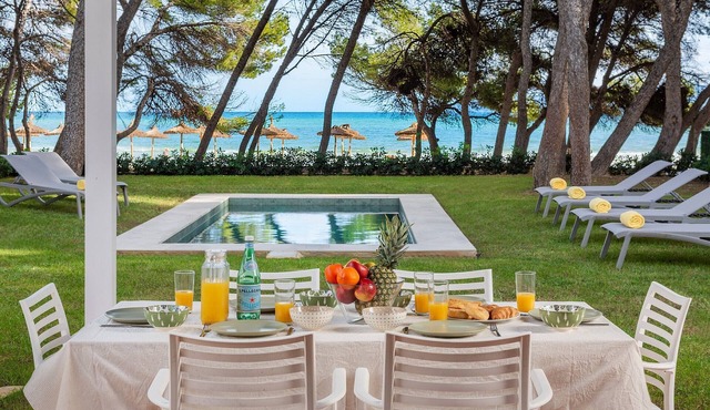 Holiday Home 'Villamar - Stunning Beachfront' with Sea View, Wi-Fi and Air Conditioning
