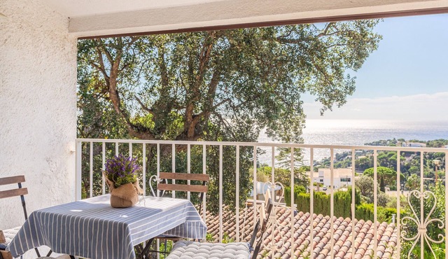 Holiday Home 'Yves' with Sea View, Private Terrace and Wi-Fi