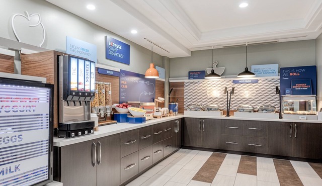 Holiday Inn Express Hotel & Suites Ottawa Airport by IHG