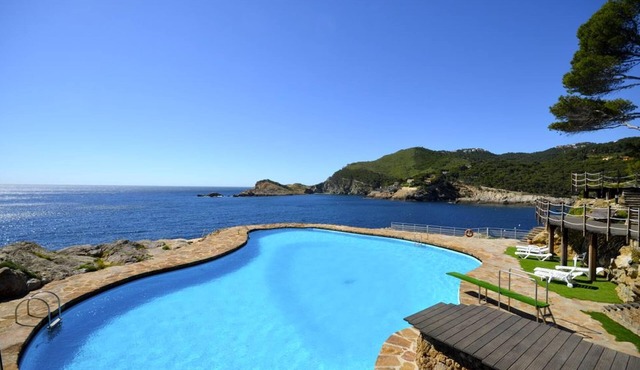 Holiday rental apartment with swimming pool in CAP SA SAL, Begur, Sa Tuna
