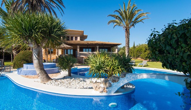 Holiday villa for 10 people near Cala D'Or and Cala Sanau.