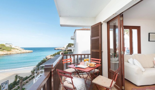 Holidays in Mallorca: renovated apartment with sea views
