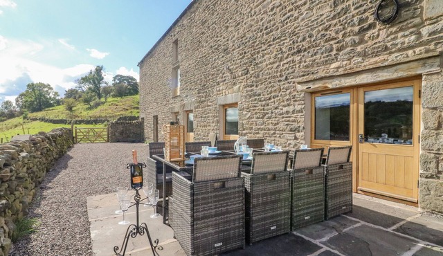 HOLLOWGILL BARN, pet friendly, luxury holiday cottage in Sedbergh