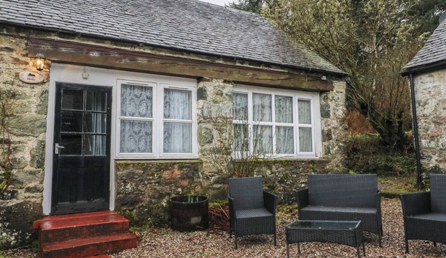 HOLLY COTTAGE, pet friendly, character holiday cottage in Inveraray