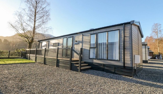 HOLLYBIRCH, pet friendly, with a garden in St Fillans