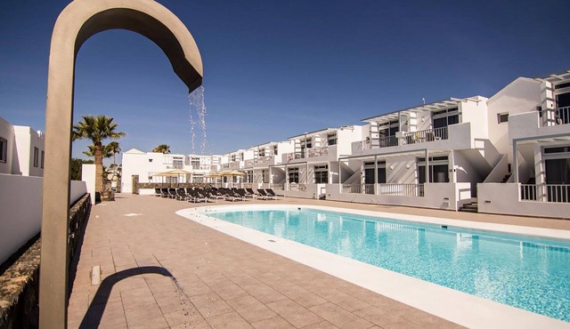 Home from home 2 bed luxury apartment with heated pool.