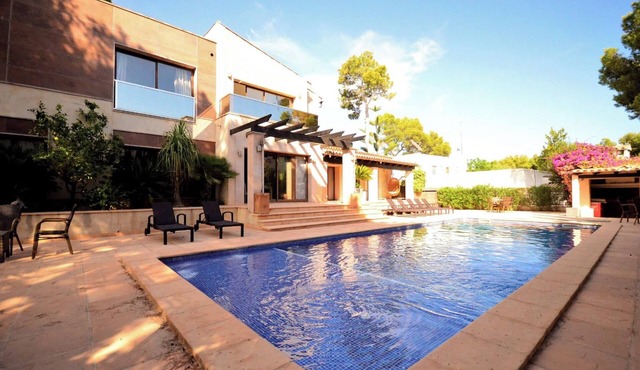 Homerez - Spacious Villa with Private Pool in Torrenova