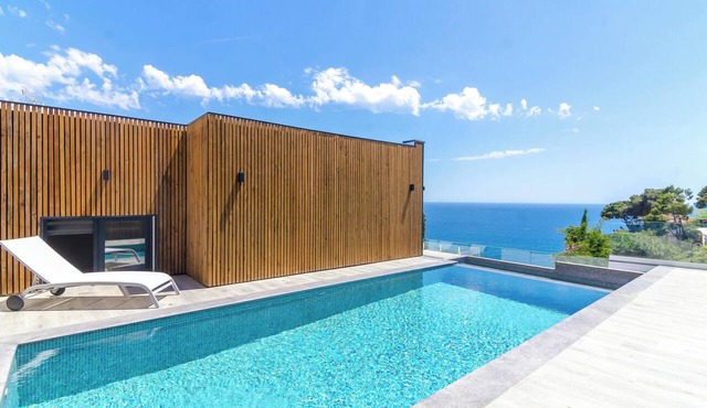 Homerez - Villa in Lloret de Mar, garden and pool view