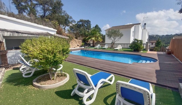 Homerez - Villa Vidreres with Pool