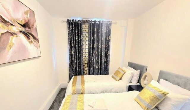 Hornchurch Cozy 2-Bed Flat with Street Parking