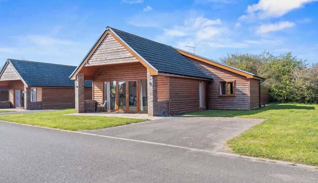 Hot Tub Lodge | 2 Bed Ensuite | Pet Friendly