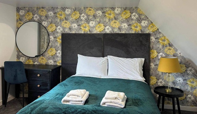 Hot tub - Garden - Bbq - Parking - Pets - Sleeps 6