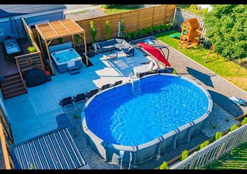 Hot Tub/Outdoor Sauna/Heated Pool/5 Min To Falls