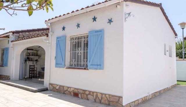 House in perfect condition, quiet area 750m from the beach, close to supermarkets.