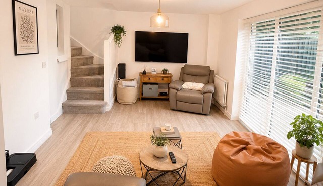 House Sleeps 6 with Garden and Parking