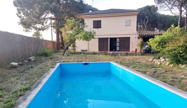 House with pool for families&children in a pine forest, at 550m from beach