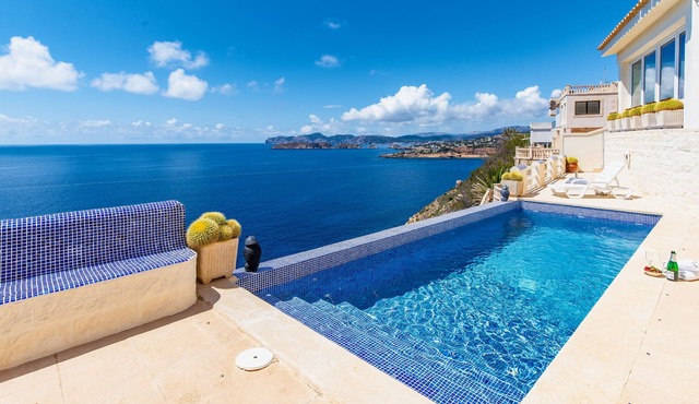 House with beautiful views to the sea, front line with pool and several terraces
