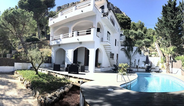 House with private pool, exceptional sea view