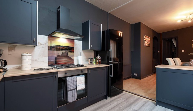 Hull Largest 5BR Home Parking Garden & Games Area