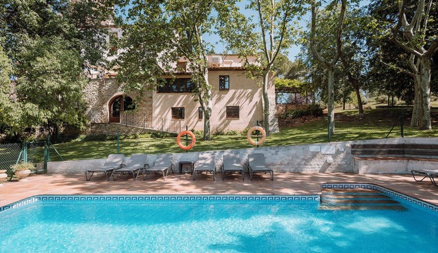 IDEAL FOR FAMILIES. Large garden, private swimming pool, barbecue, terrace, AC 14 persons