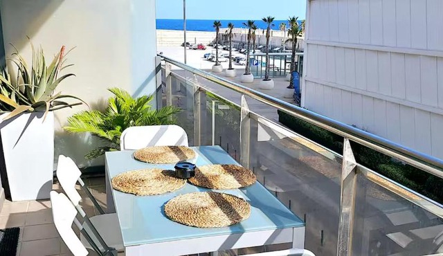 Ideal for families on the beach in Barcelona with a pool