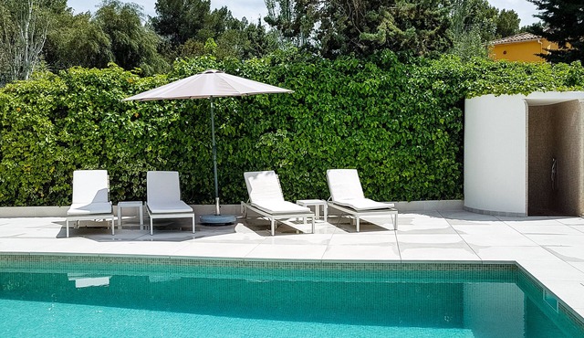 Idyllic house with tropical garden and private pool in a quiet residential area