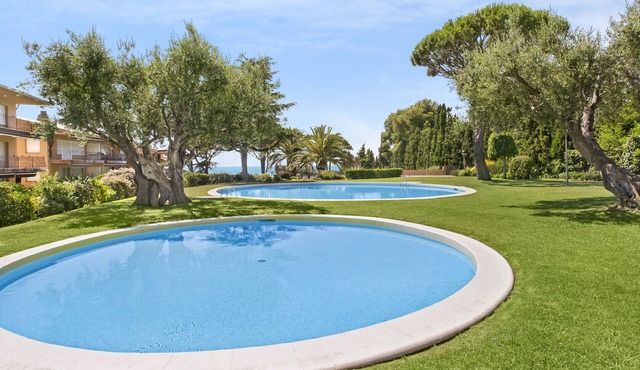 ILLA 76 -Nice apartment with sea views, pool and near the beach of Calella