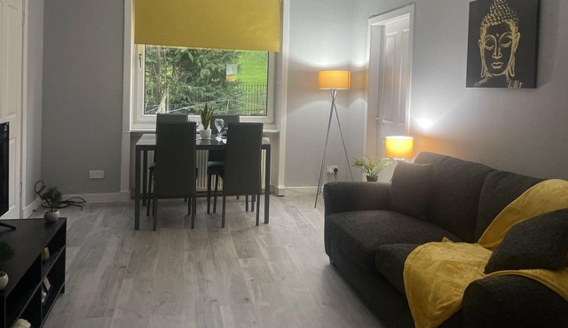 Immaculate 3-Bed Apartment in Glasgow close to M8