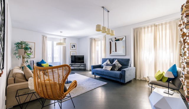 In chueca by Gran via 1130 SQF 105 - SM big apartment with view, Super center