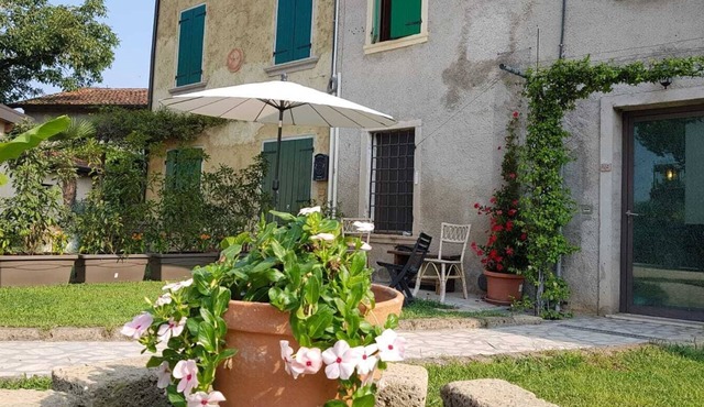 In private courtyard Whole house 200 sqm kitchen, living room, 3 rooms each with bathroom