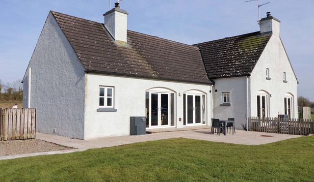 INNISHORE COTTAGE, pet friendly, with open fire in Enniskillen