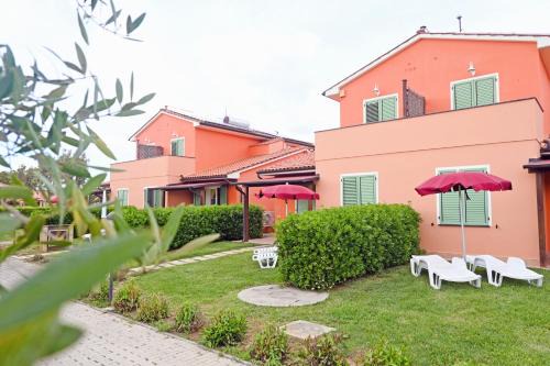 ISA-Residence with swimming pool in Mazzanta at only 600 meters from the beach, apartments with air conditioning and private outdoor area