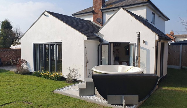 ISLAND RETREAT, pet friendly, with hot tub in Mersea Island