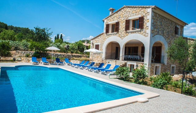 ISOLATED RURAL HOUSE WITH POOL