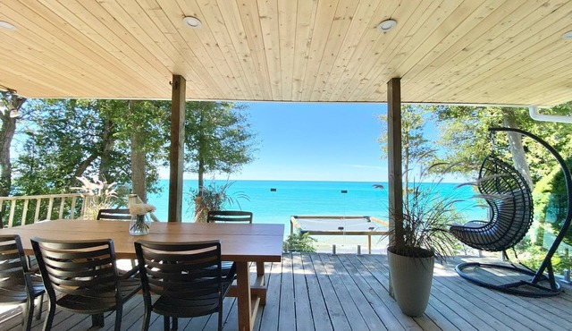 Ivy Lane Cottage is a completely renovated modern Retreat