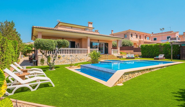 “Joan Deia Escultor” with Mountain Views, Pool, and Wi-Fi