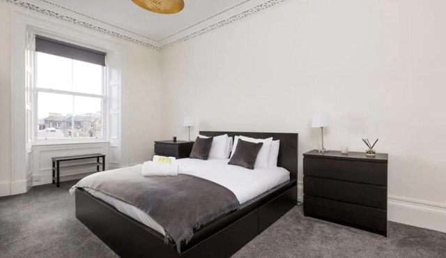 JOIVY Central Edinburgh 4-Bed Home