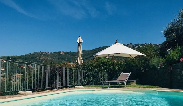 Just 1,5 km from beaches, Porto Maurizio and all amenities with swimming pool