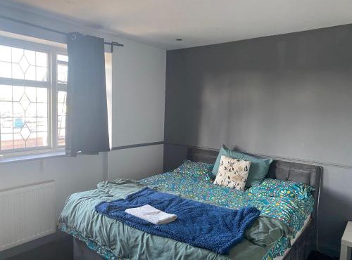 King size room in home for couple or females