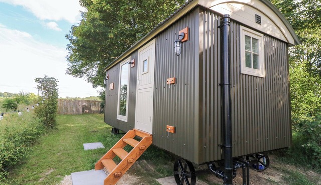 KINGFISHER HUT, romantic, with a garden in Sheffield
