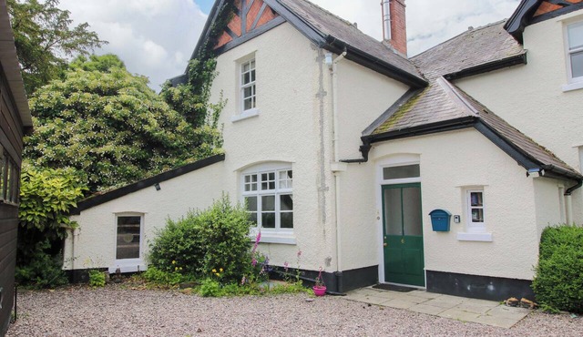 KWERKY COTTAGE, pet friendly, with a garden in Lydbury North