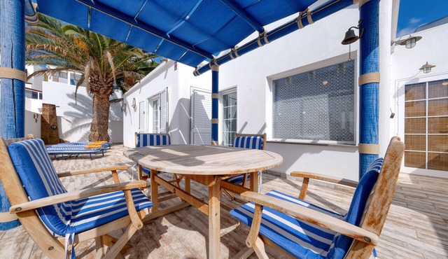 L'AZDORA LA CONCHA CLOSE TO THE SEA