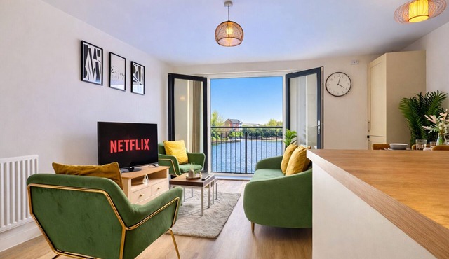 Lake Front 2 Bedroom Apartment | Free Parking